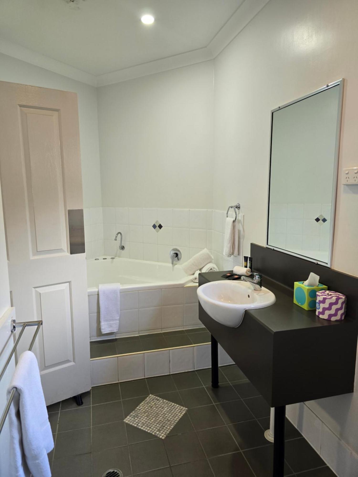 Ascot Lodge Motor Inn Кінґарой Екстер'єр фото