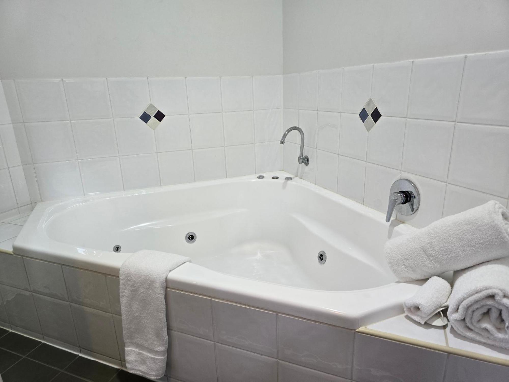 Ascot Lodge Motor Inn Кінґарой Екстер'єр фото