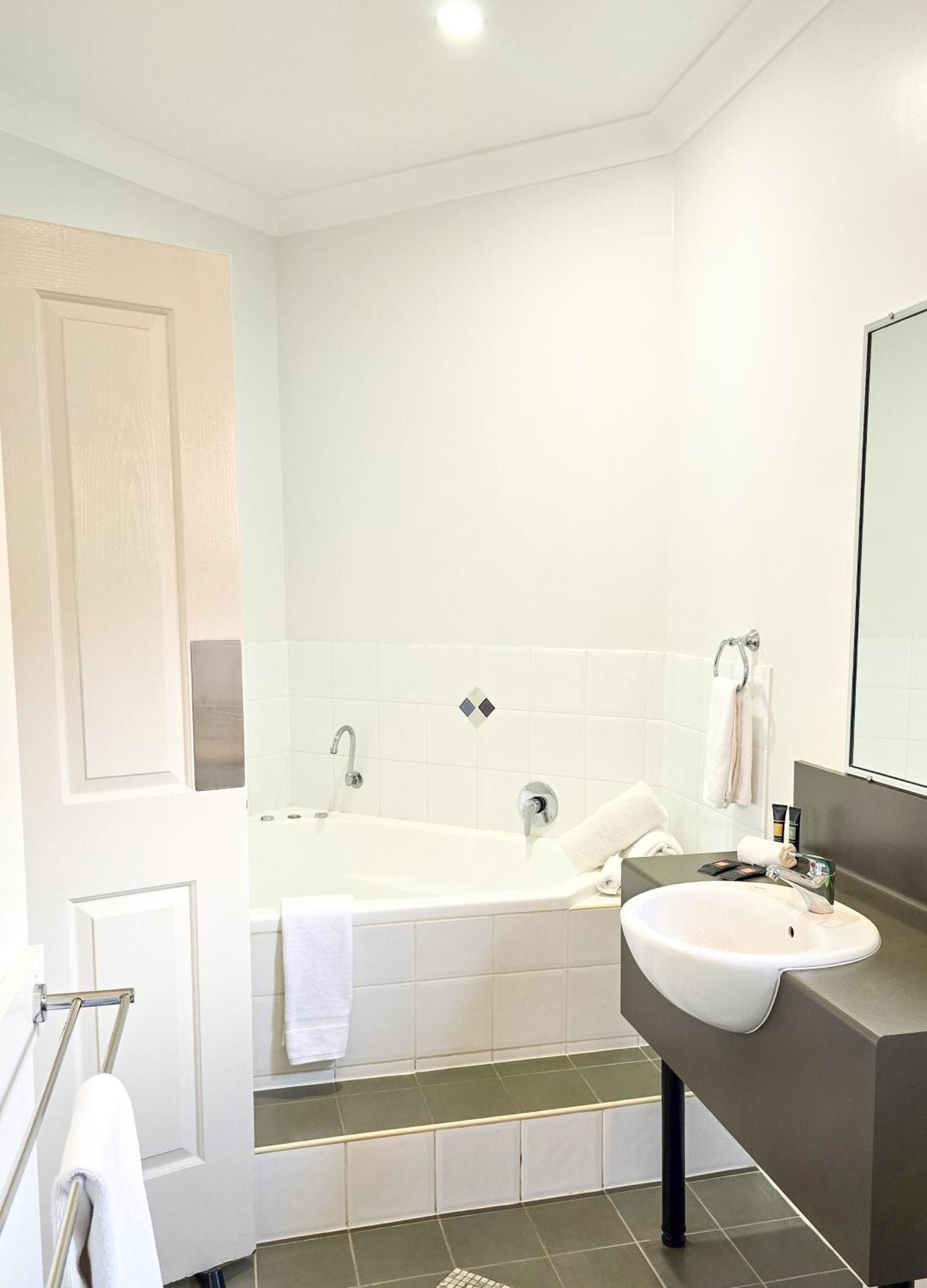 Ascot Lodge Motor Inn Кінґарой Екстер'єр фото