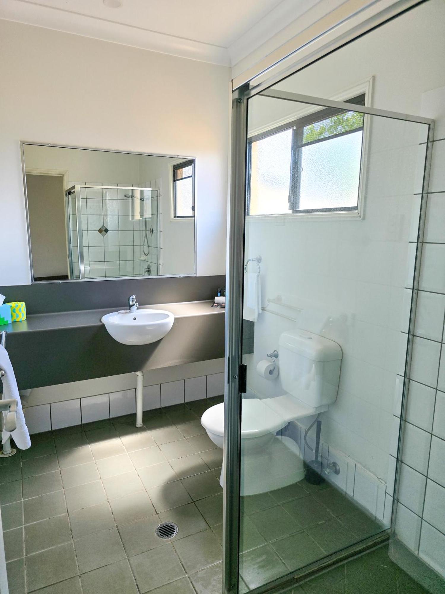 Ascot Lodge Motor Inn Кінґарой Екстер'єр фото