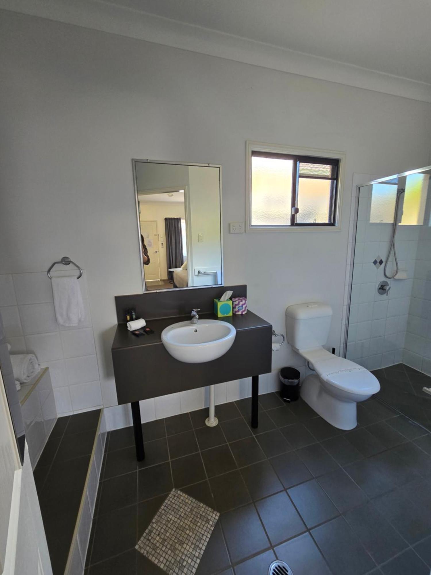Ascot Lodge Motor Inn Кінґарой Екстер'єр фото