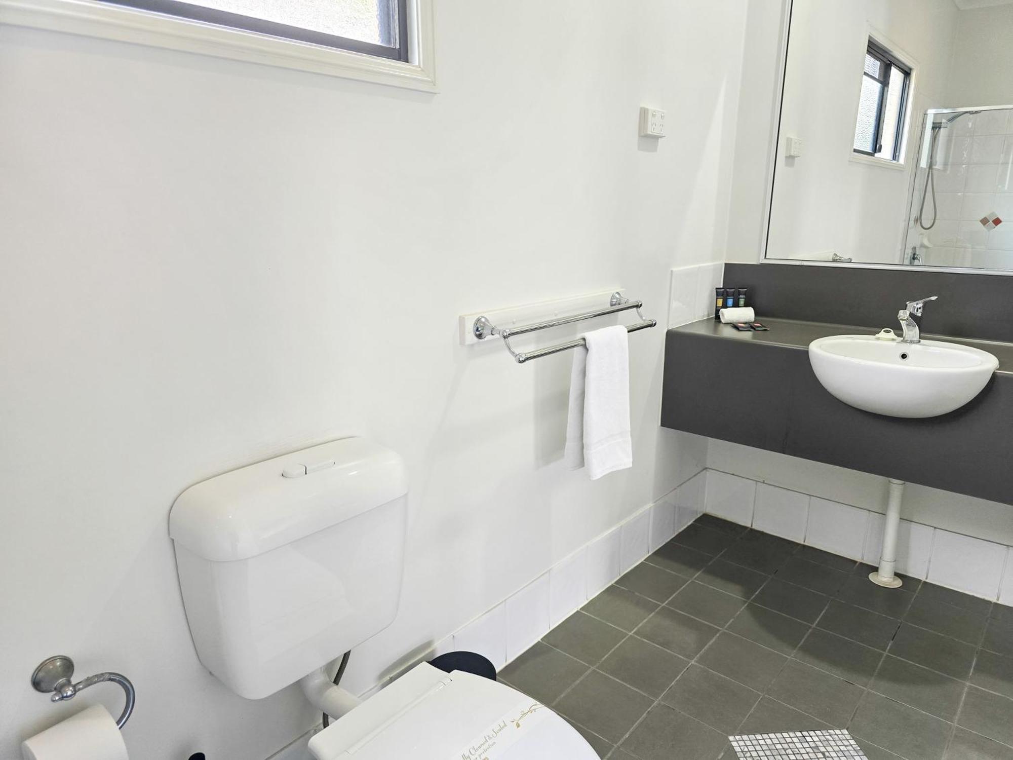 Ascot Lodge Motor Inn Кінґарой Екстер'єр фото
