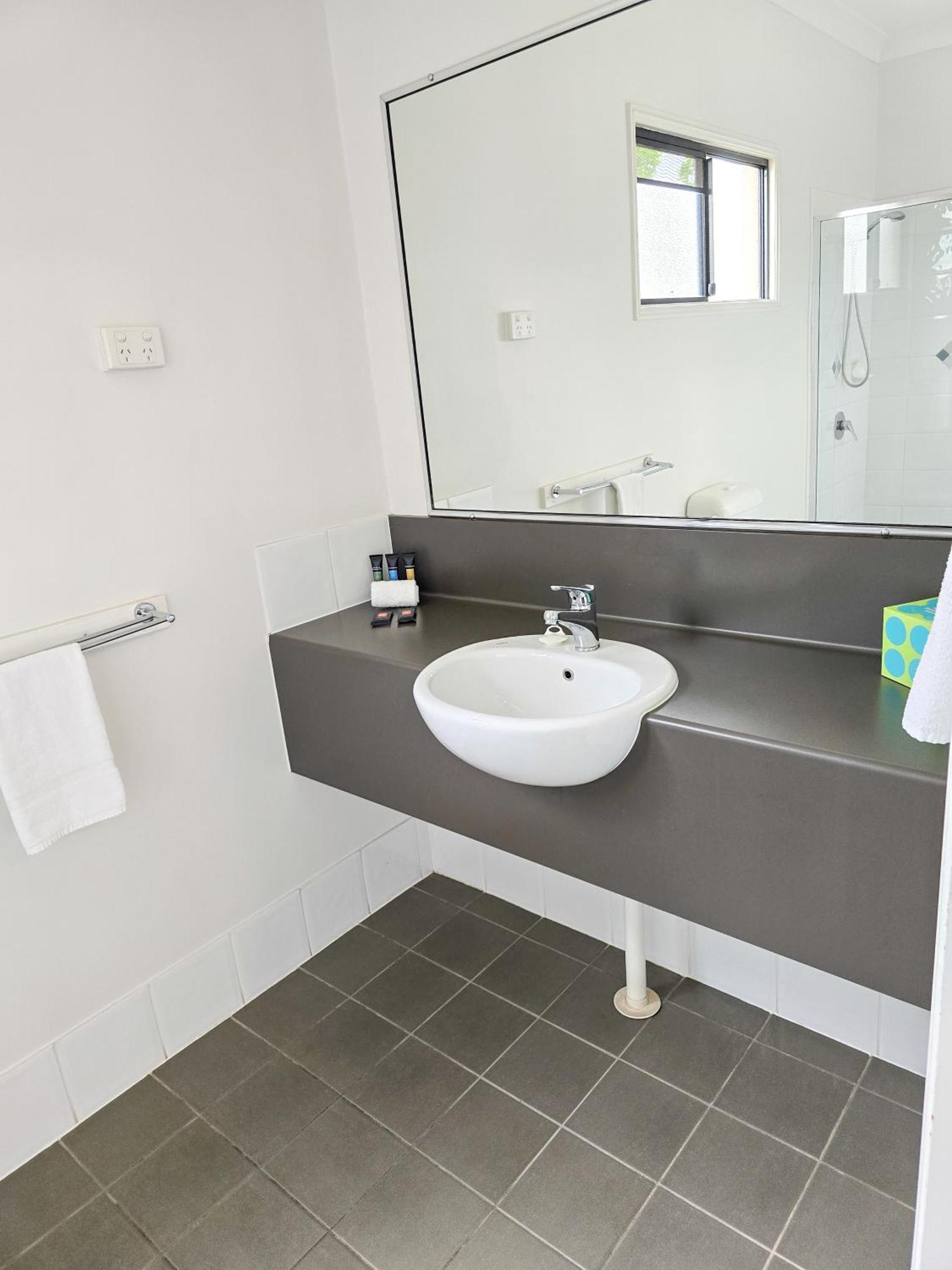 Ascot Lodge Motor Inn Кінґарой Екстер'єр фото